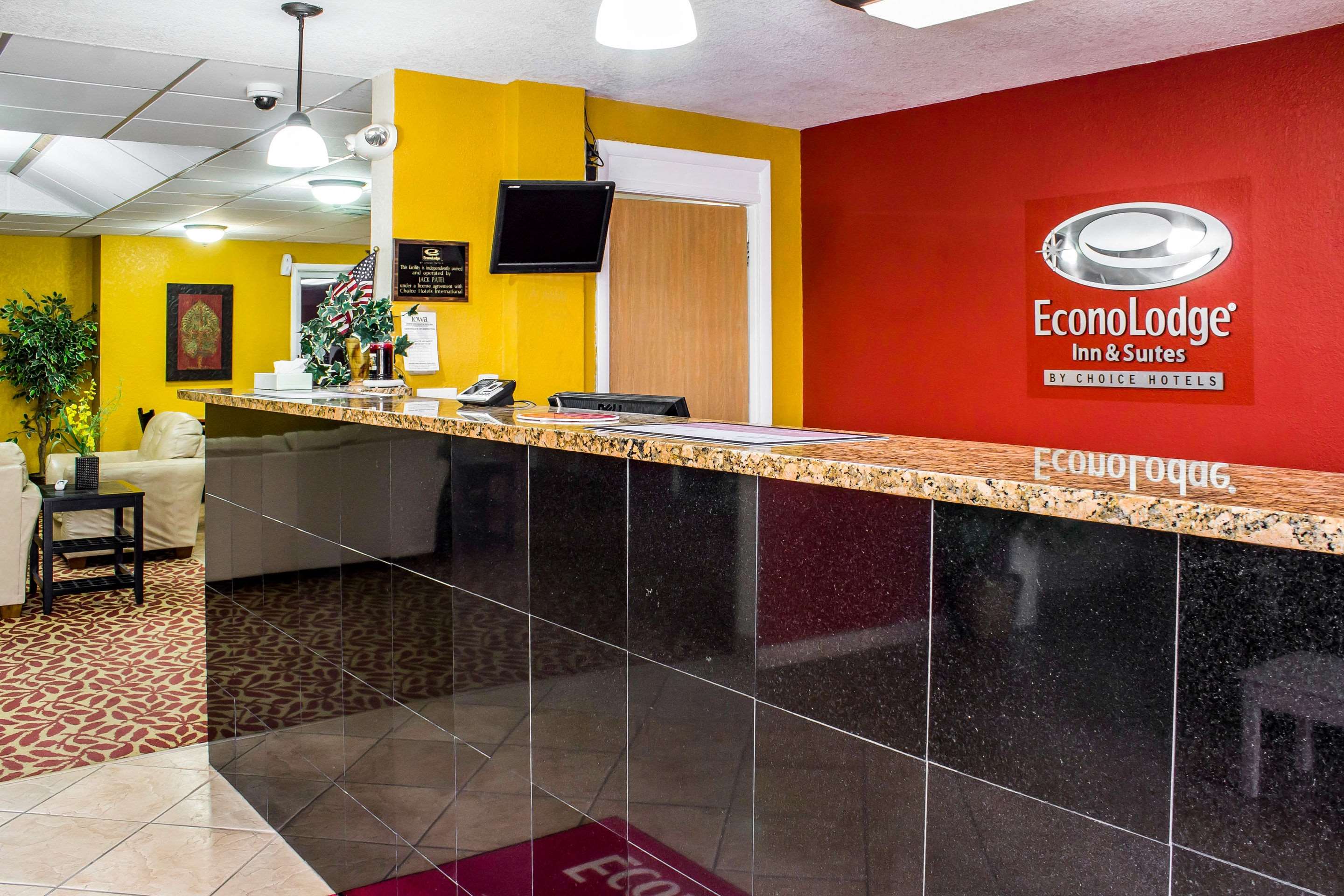 Hotel lobby | Econo Lodge Inn & Suites