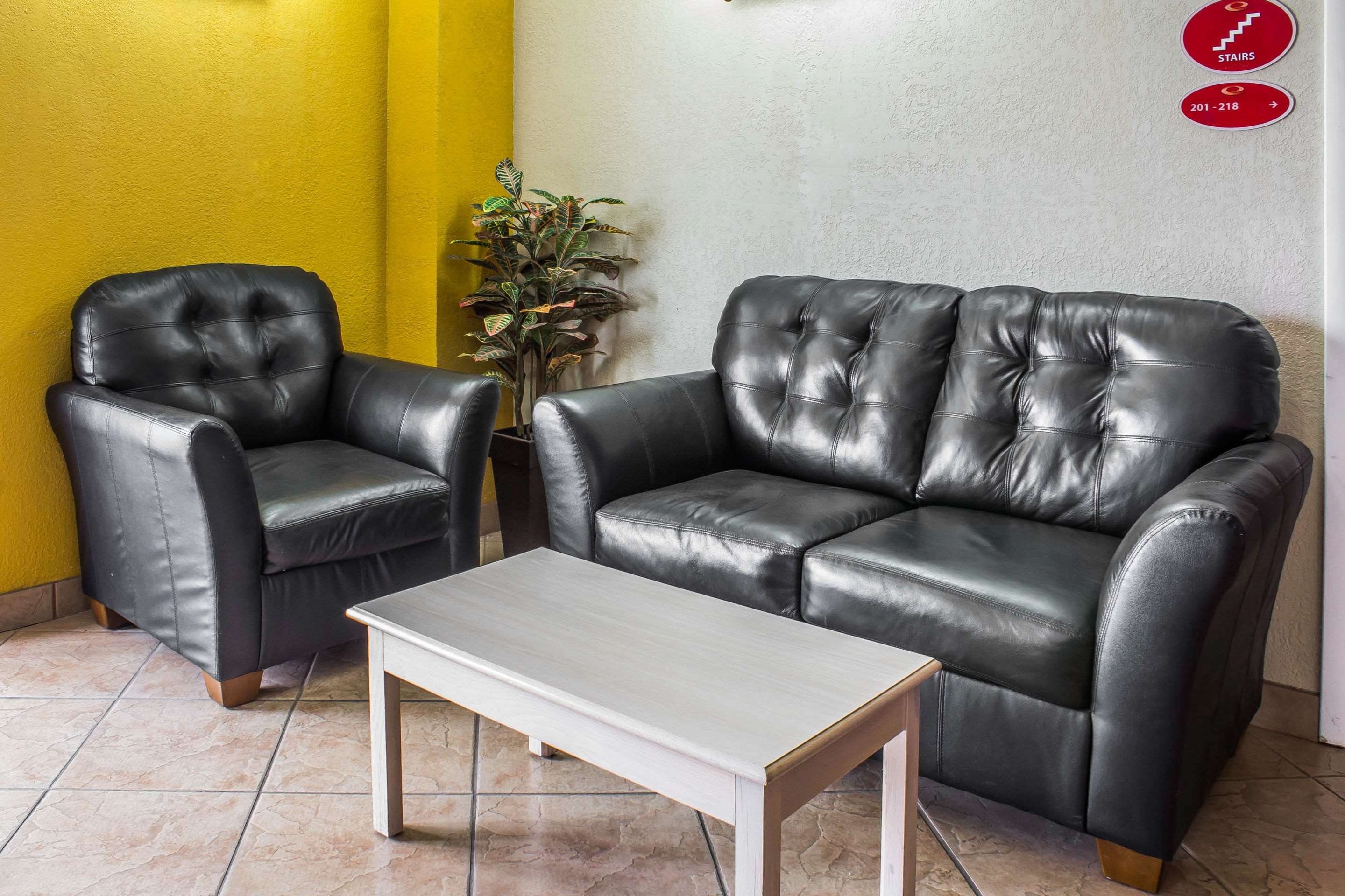 Hotel lobby | Econo Lodge Inn & Suites