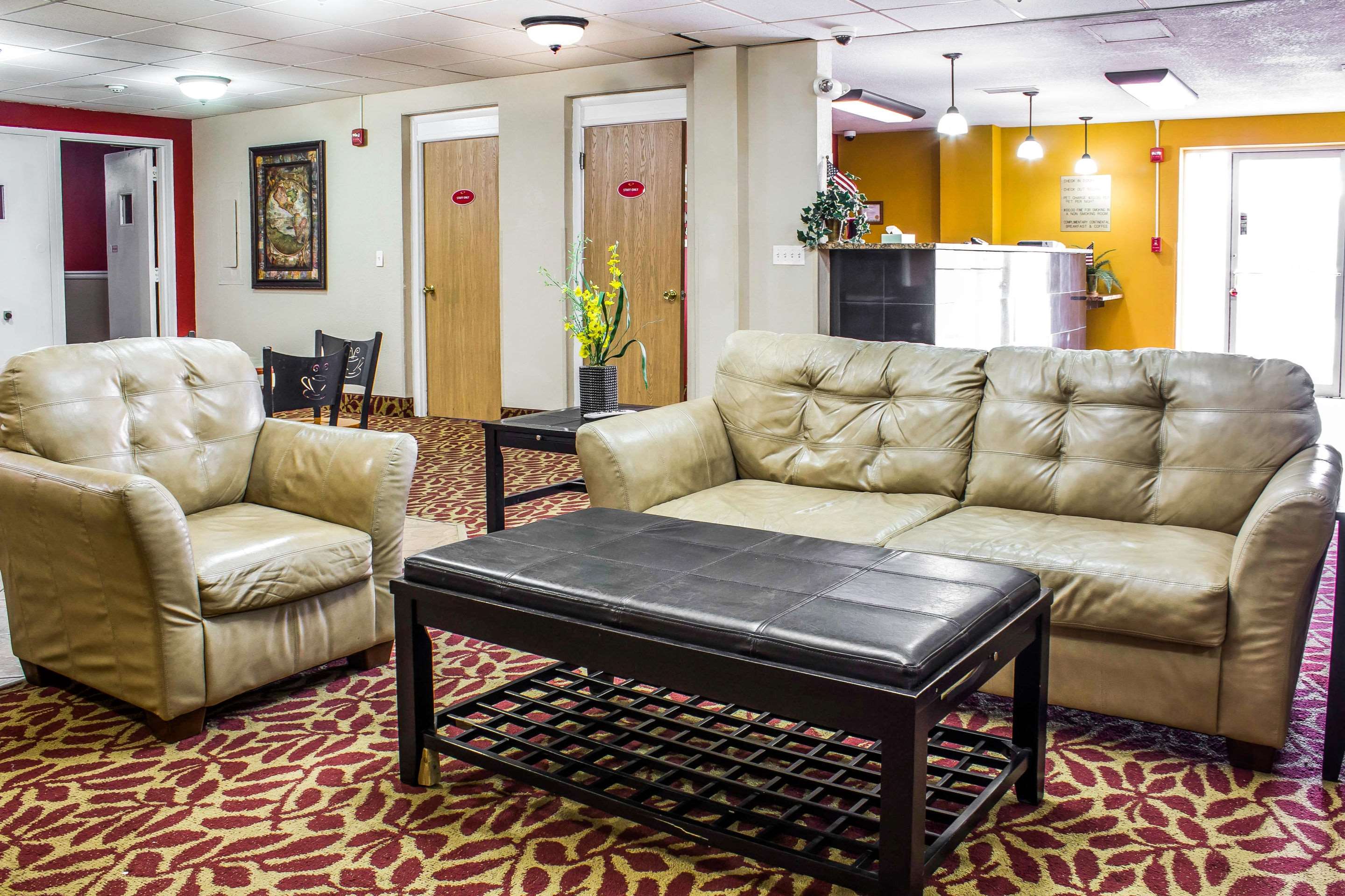 Hotel lobby | Econo Lodge Inn & Suites