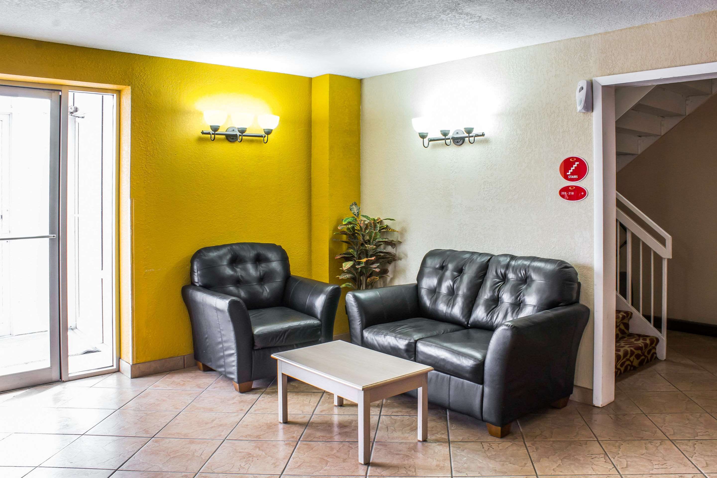 Hotel lobby | Econo Lodge Inn & Suites