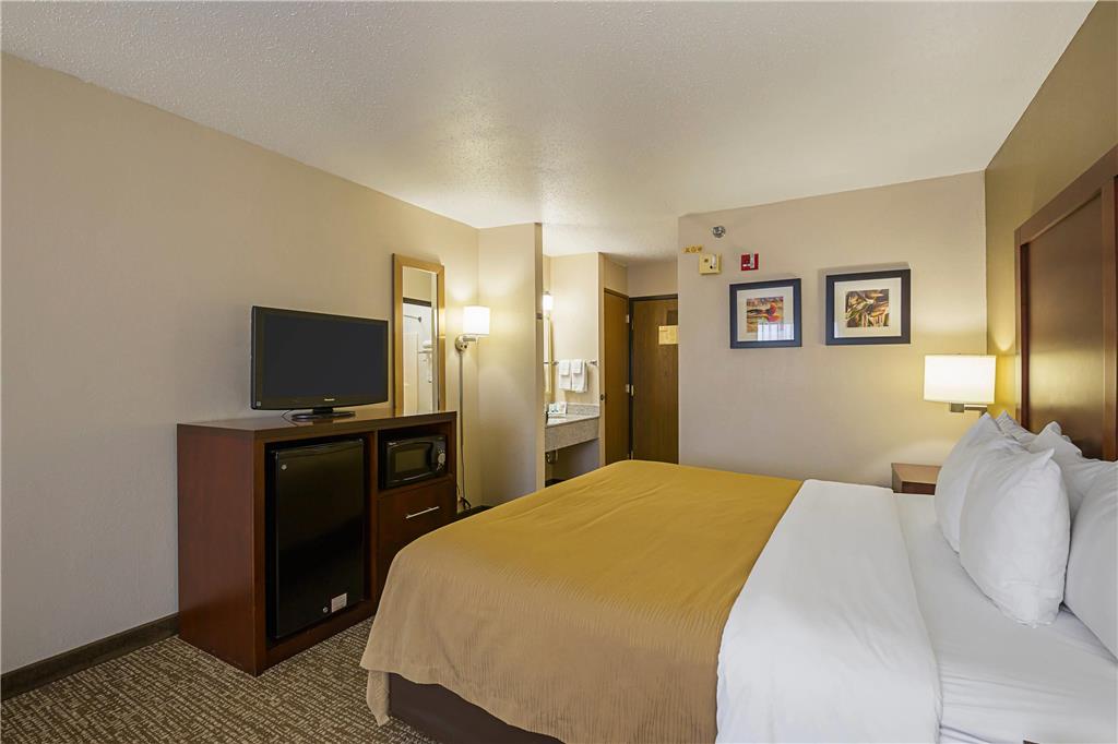 QUALITY INN WAVERLY-guestroom-Guest Room,On-Site.jpg