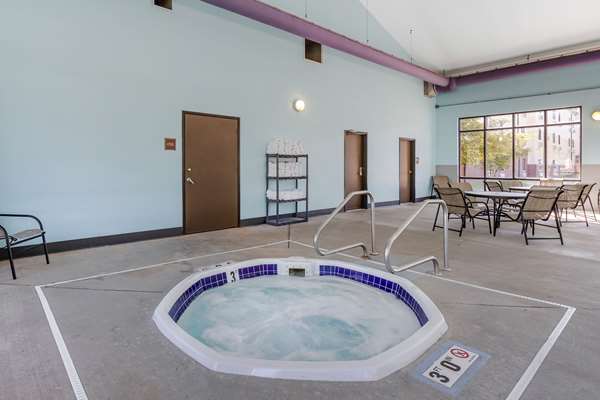 Pool - Econo Lodge Inn & Suites Fairgrounds Des Moines