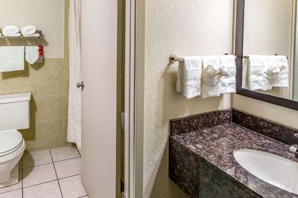  - Econo Lodge Inn & Suites Newton - I-80, Exit 164