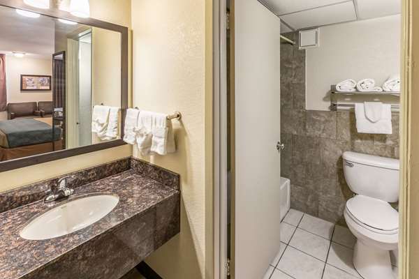  - Econo Lodge Inn & Suites Newton - I-80, Exit 164