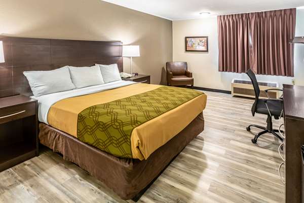  - Econo Lodge Inn & Suites Newton - I-80, Exit 164