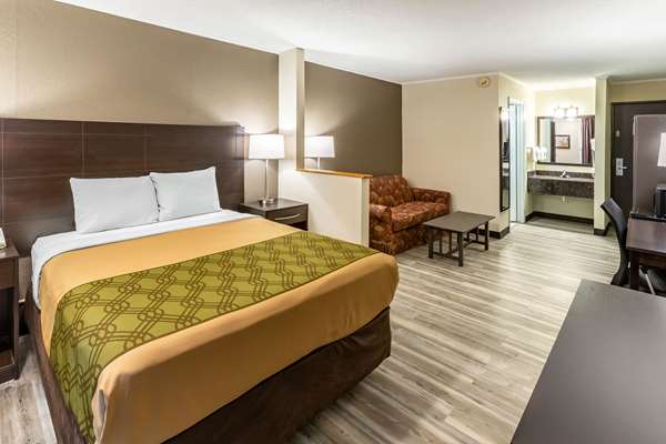 Suite - Econo Lodge Inn & Suites Newton - I-80, Exit 164