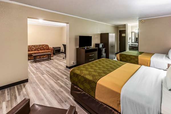 Suite - Econo Lodge Inn & Suites Newton - I-80, Exit 164