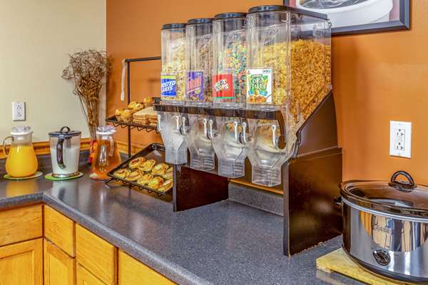Amenities - Econo Lodge Inn & Suites Newton - I-80, Exit 164