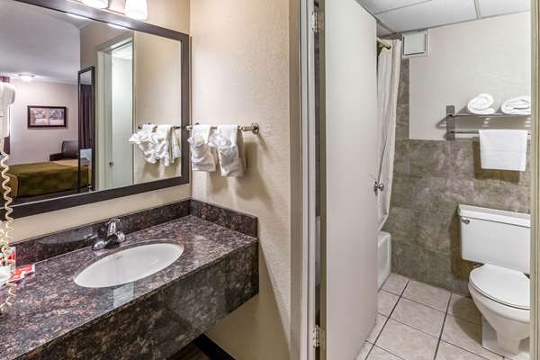  - Econo Lodge Inn & Suites Newton - I-80, Exit 164