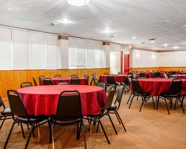 - Econo Lodge Inn & Suites Newton - I-80, Exit 164