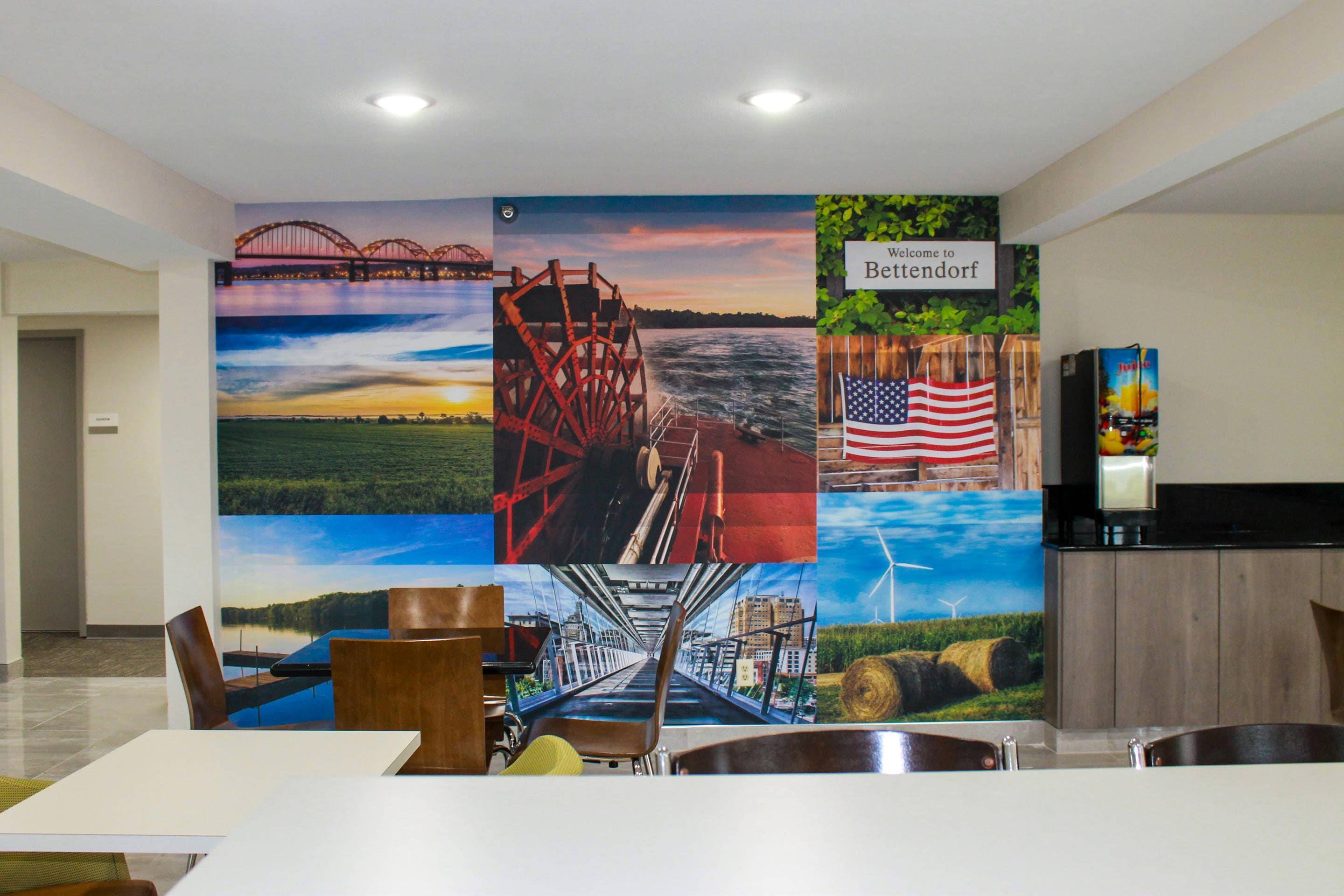 Lobby with sitting area | Clarion Pointe Bettendorf - Quad Cities
