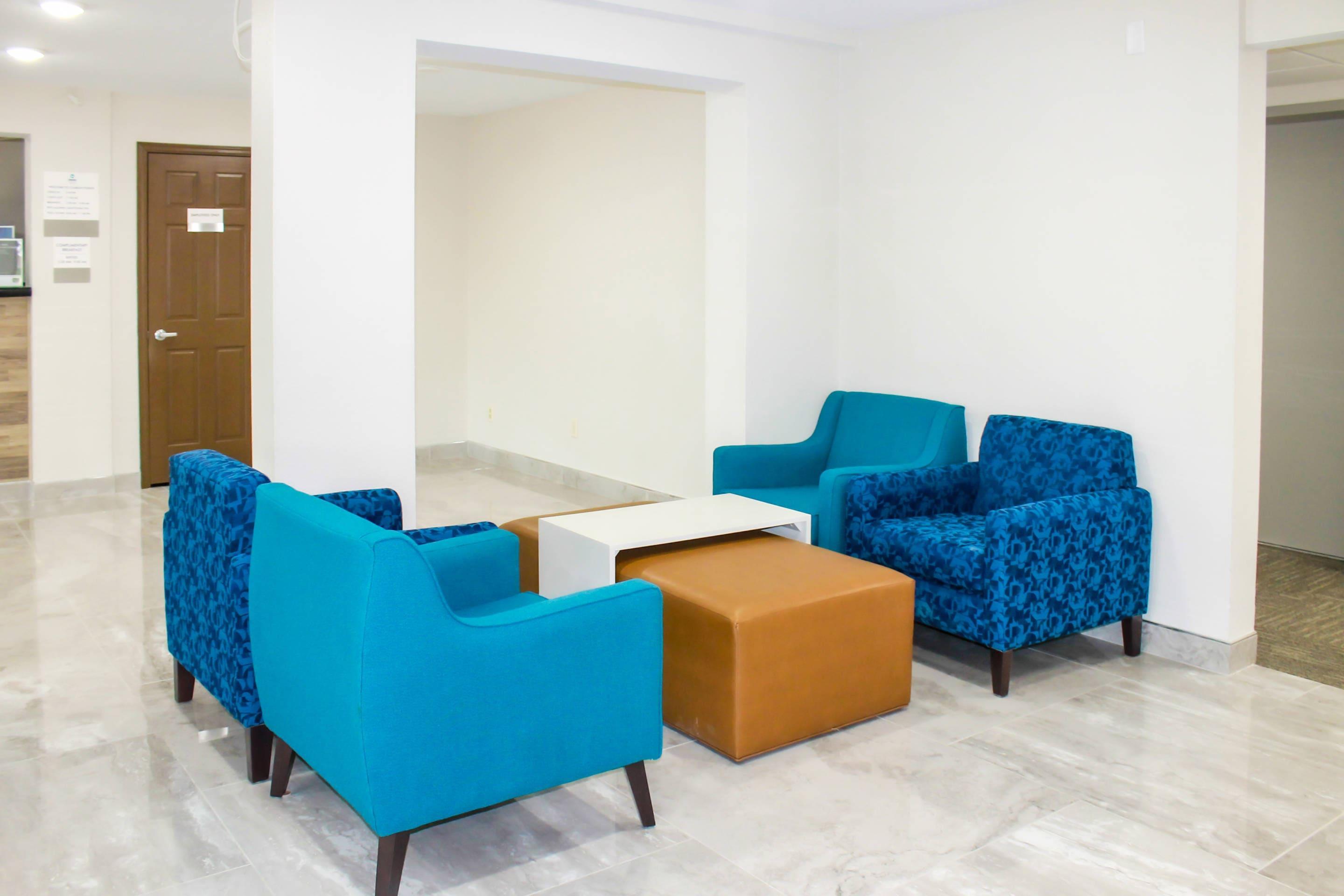 Lobby with sitting area | Clarion Pointe Bettendorf - Quad Cities