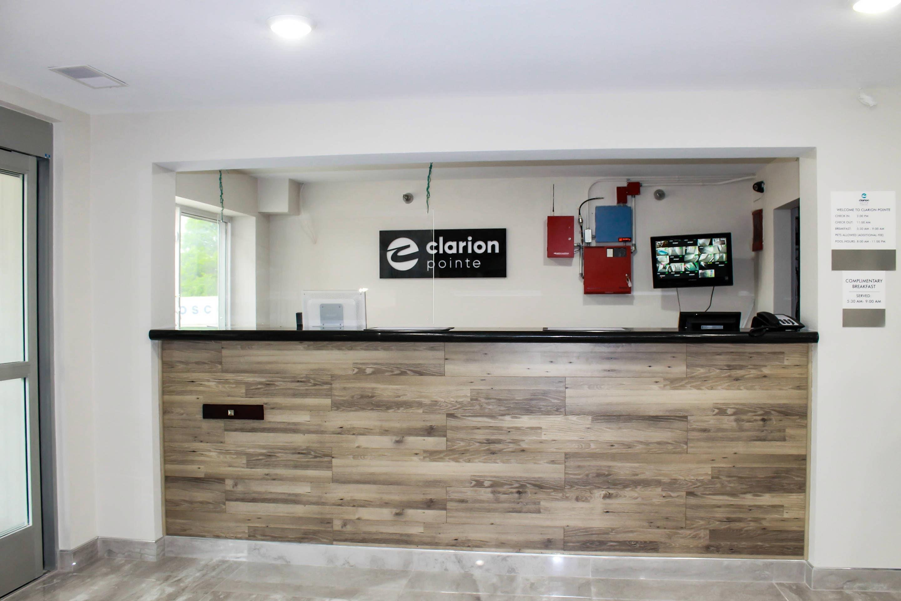Front desk | Clarion Pointe Bettendorf - Quad Cities
