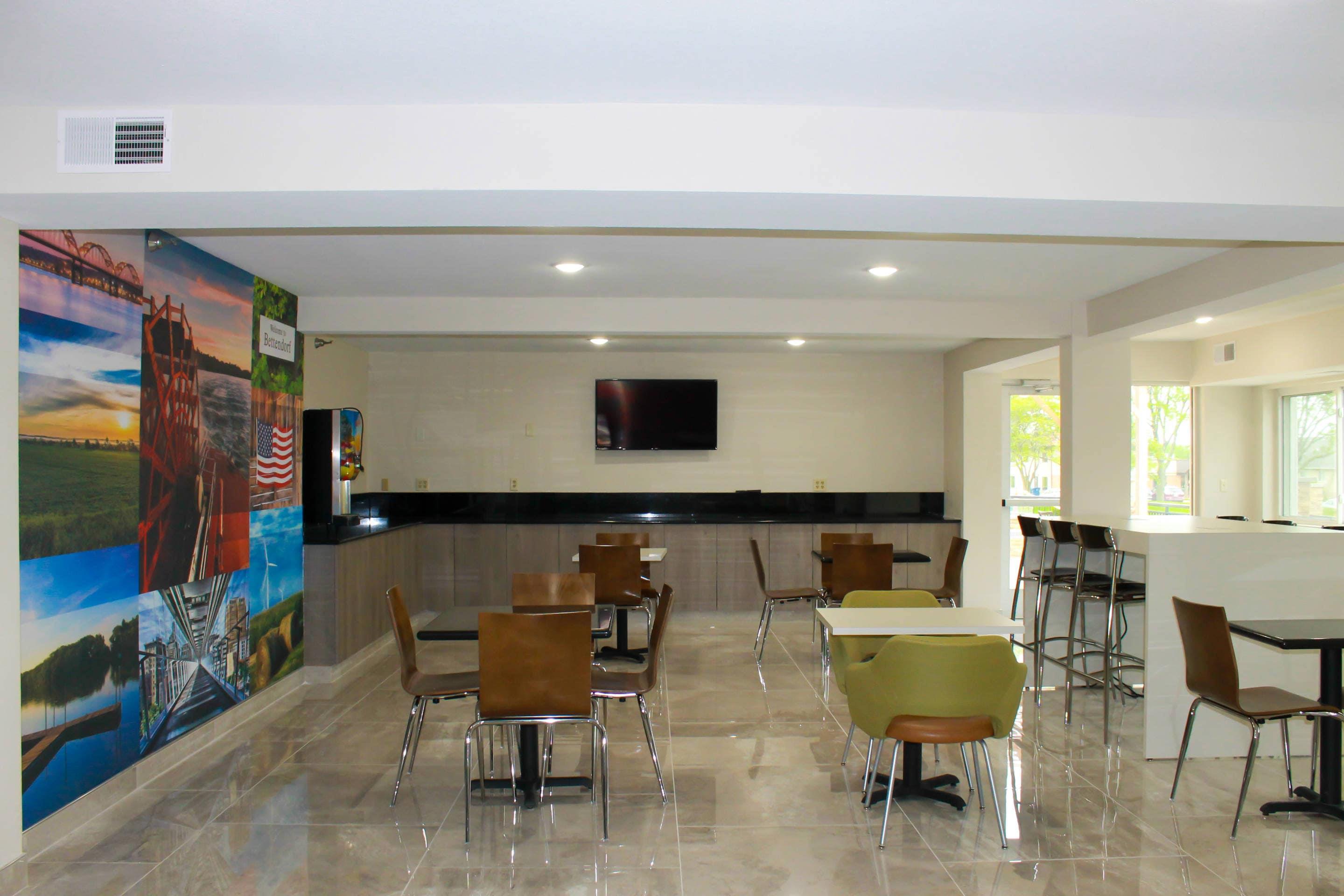 Lobby with sitting area | Clarion Pointe Bettendorf - Quad Cities