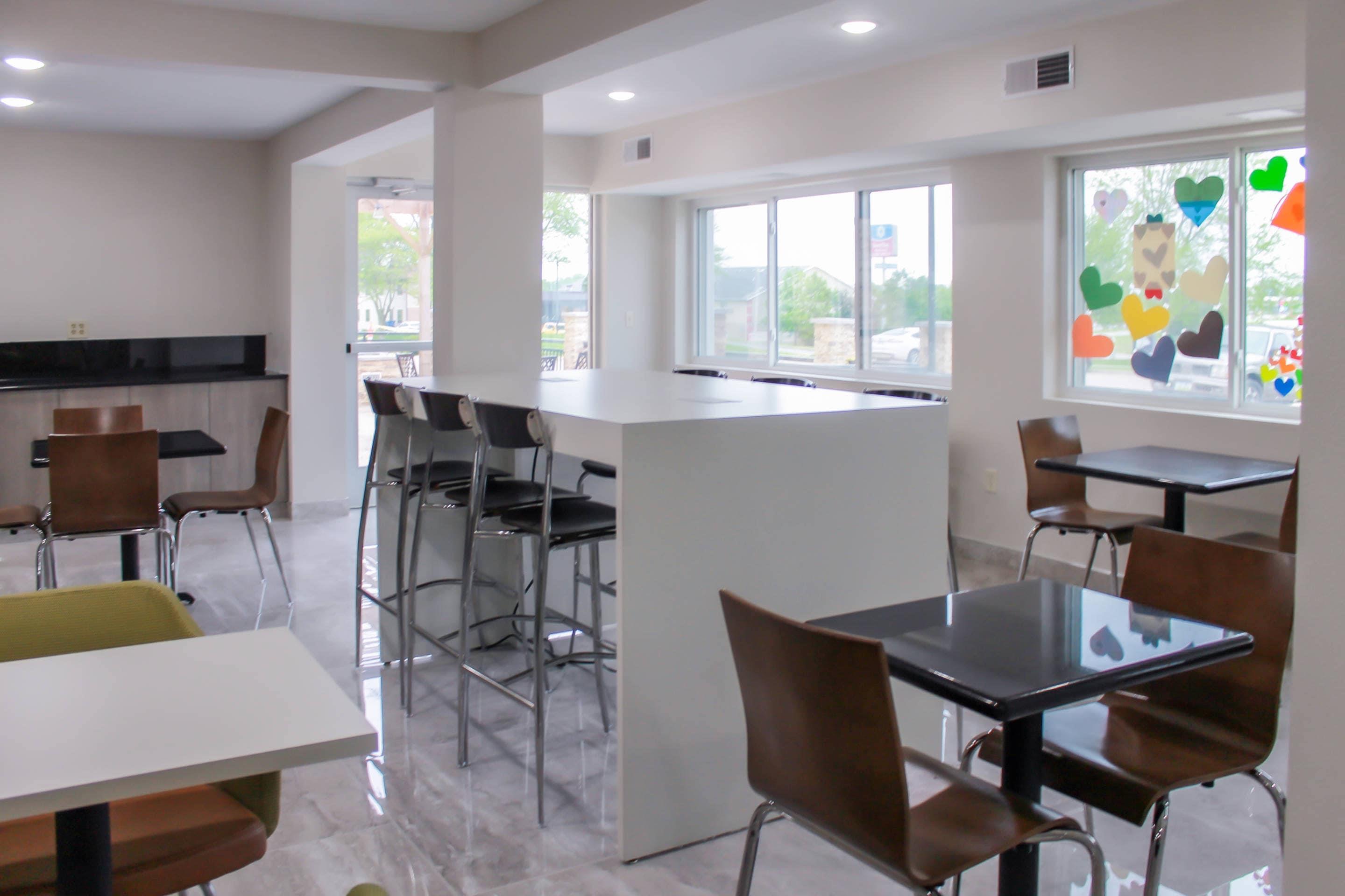 Breakfast area | Clarion Pointe Bettendorf - Quad Cities