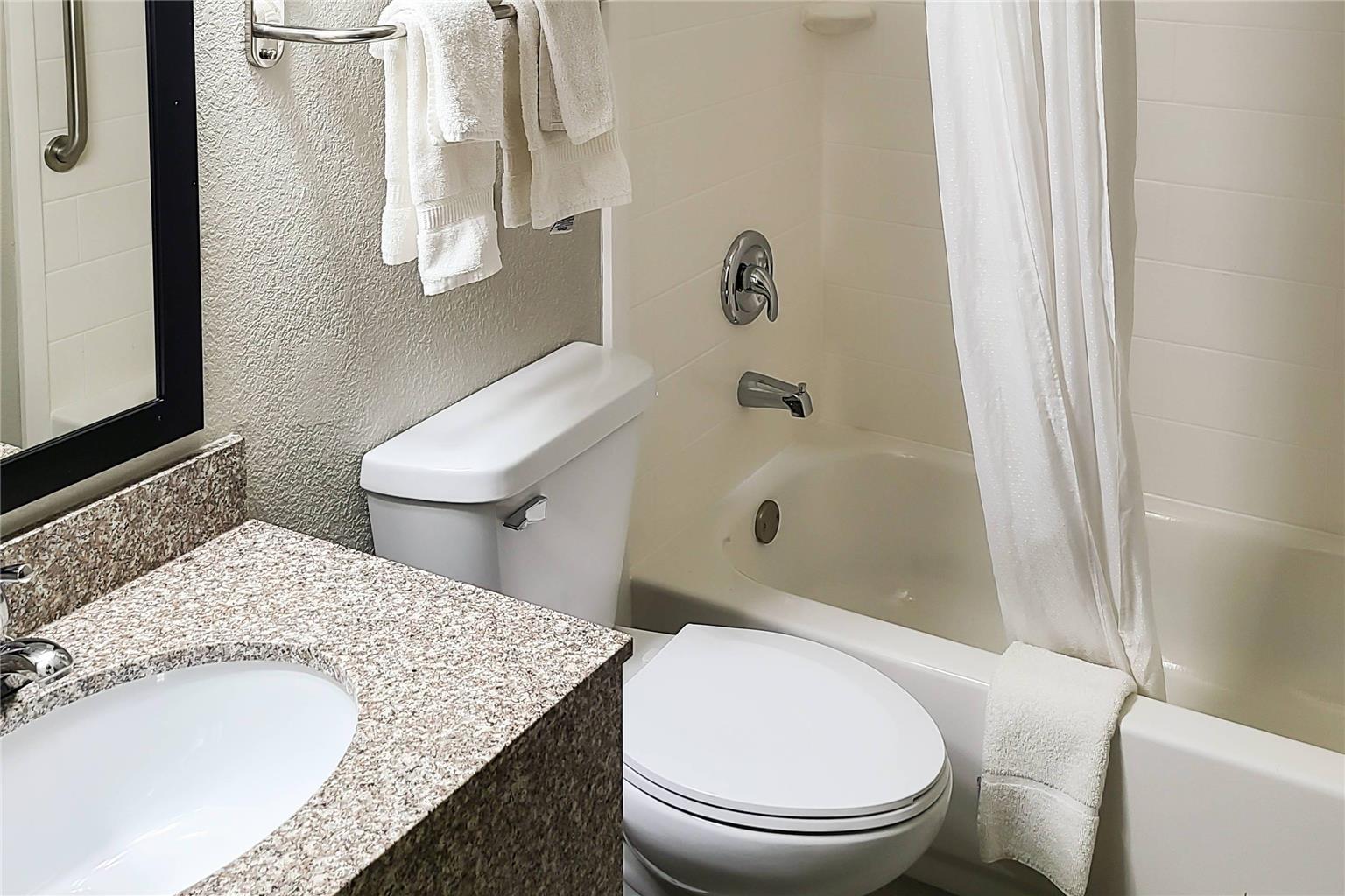 CLARION POINTE BETTENDORF - QUAD CI-guestroom-Guest Room,Bathroom,On-Site.jpg