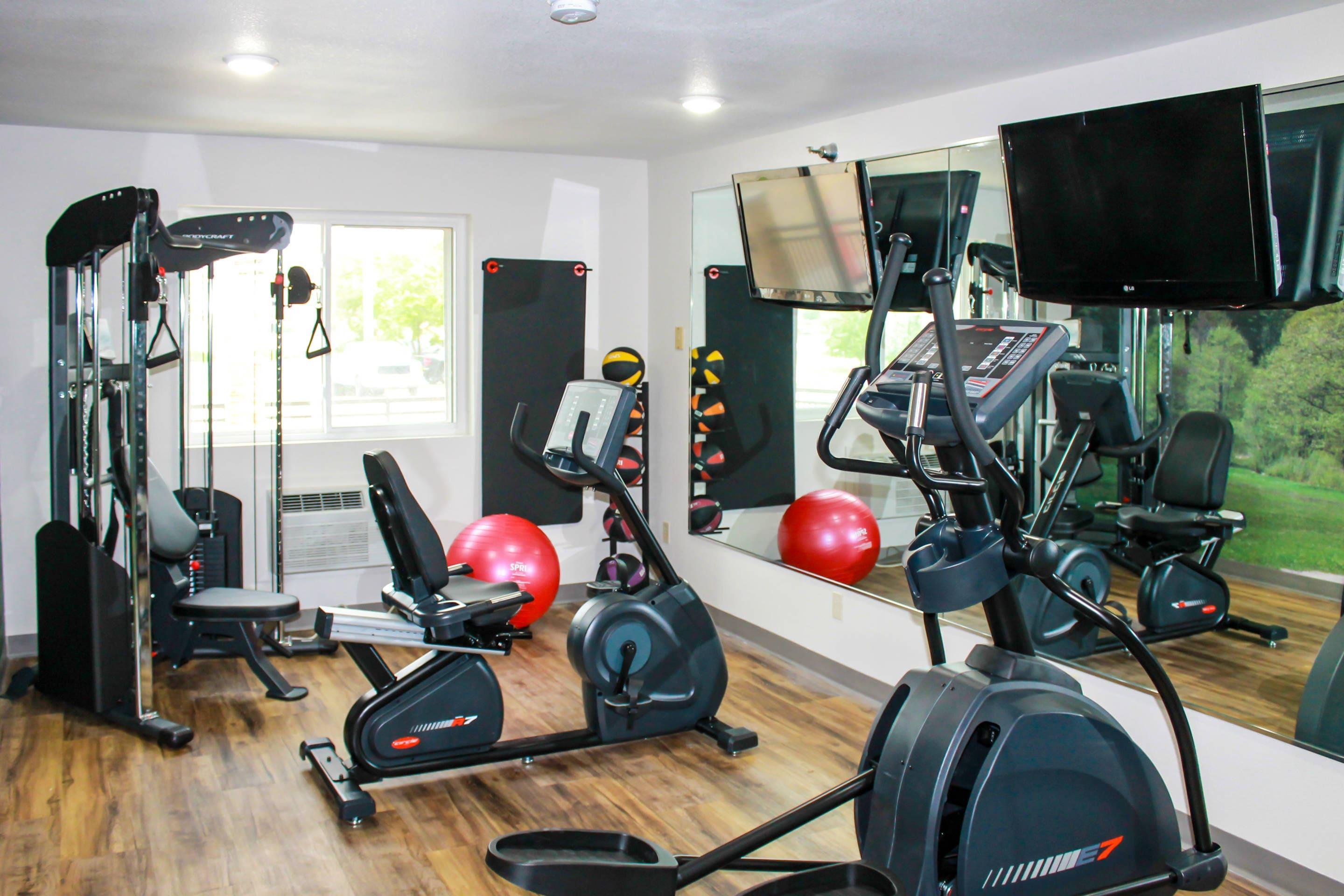 Fitness center | Clarion Pointe Bettendorf - Quad Cities