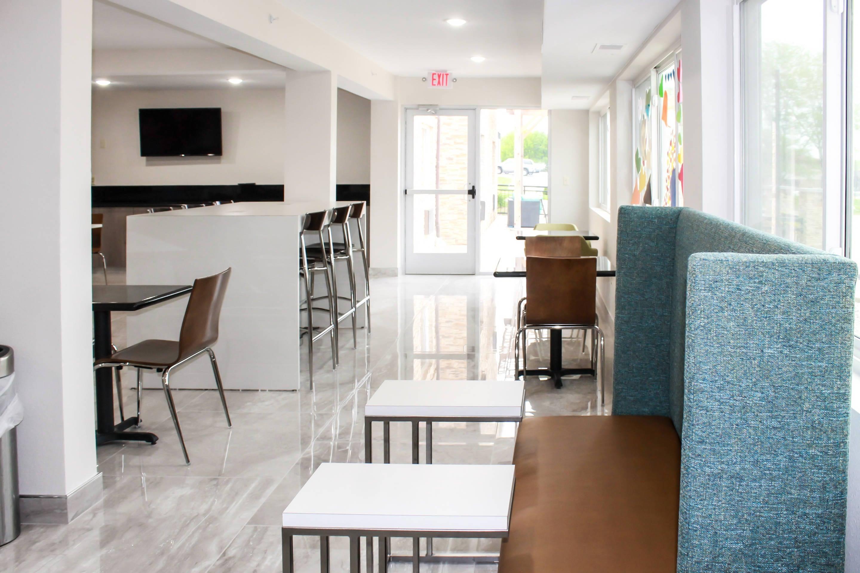 Breakfast area | Clarion Pointe Bettendorf - Quad Cities