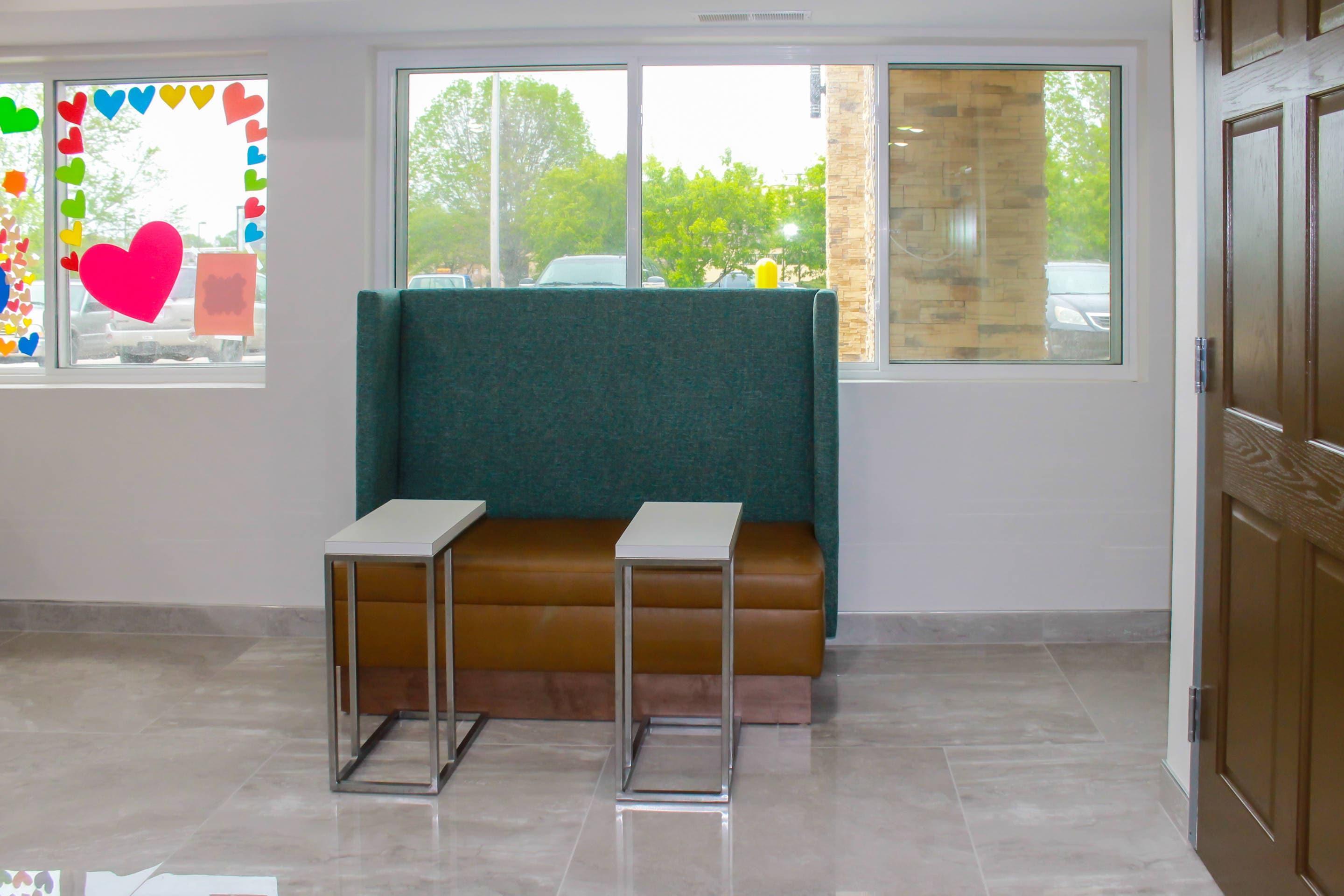 Breakfast area | Clarion Pointe Bettendorf - Quad Cities