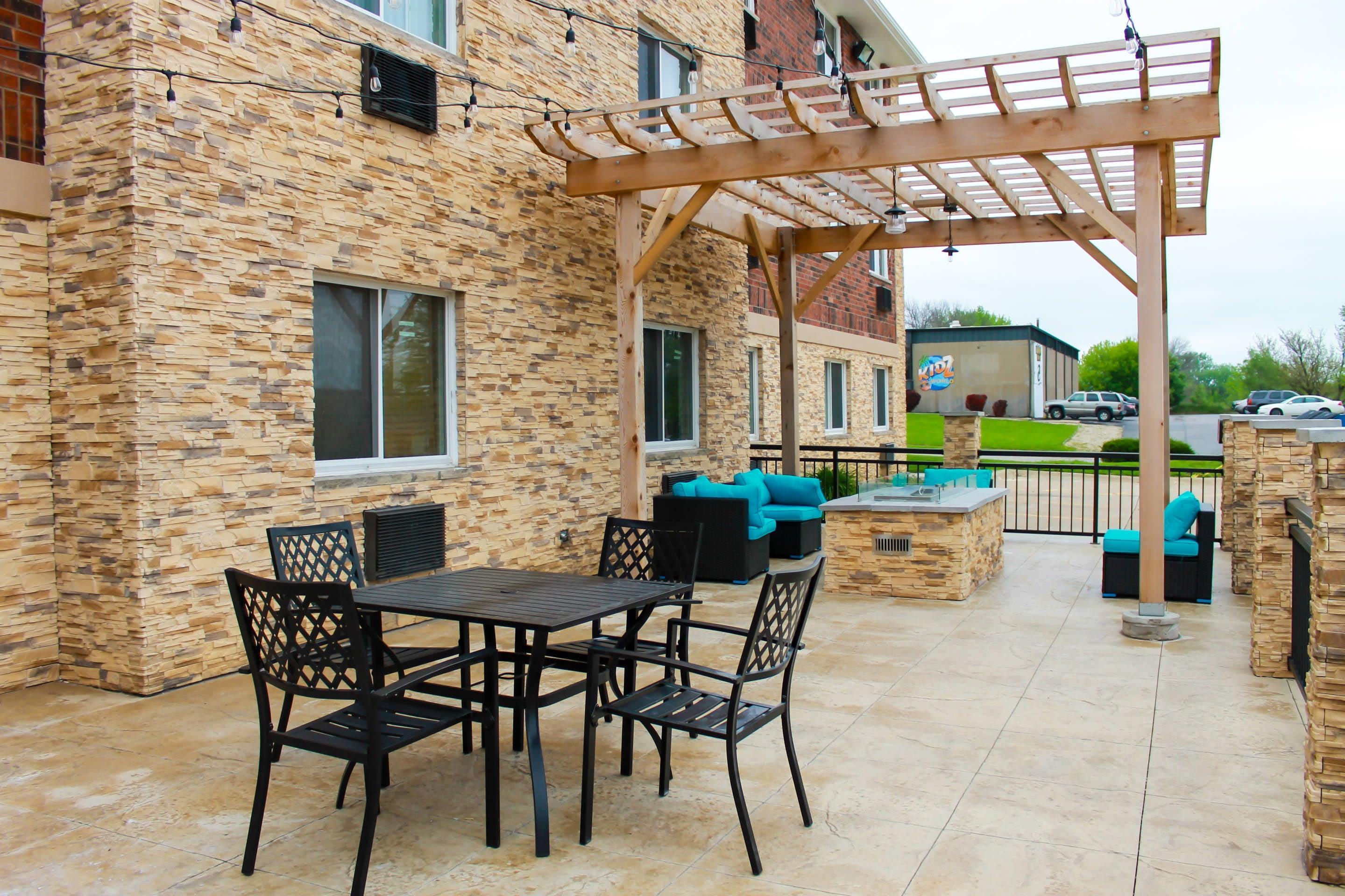 Patio | Clarion Pointe Bettendorf - Quad Cities