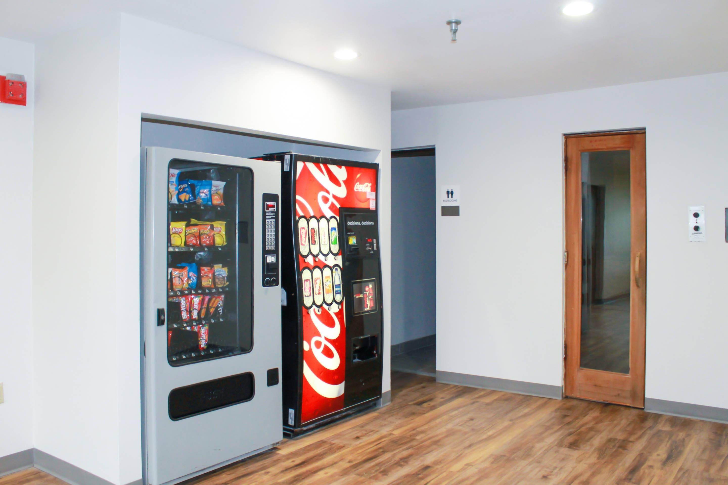 Hotel vending area | Clarion Pointe Bettendorf - Quad Cities