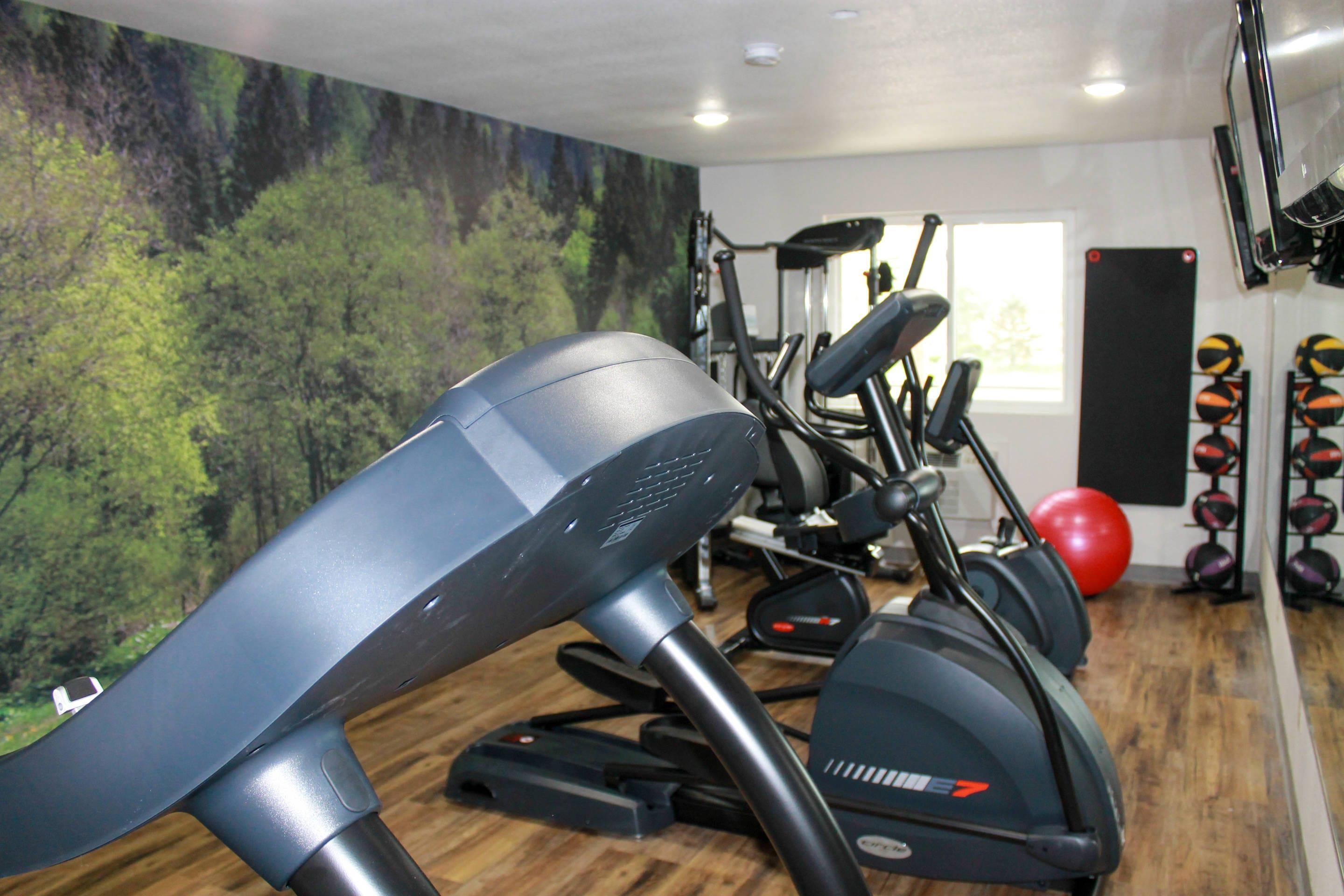 Fitness center | Clarion Pointe Bettendorf - Quad Cities
