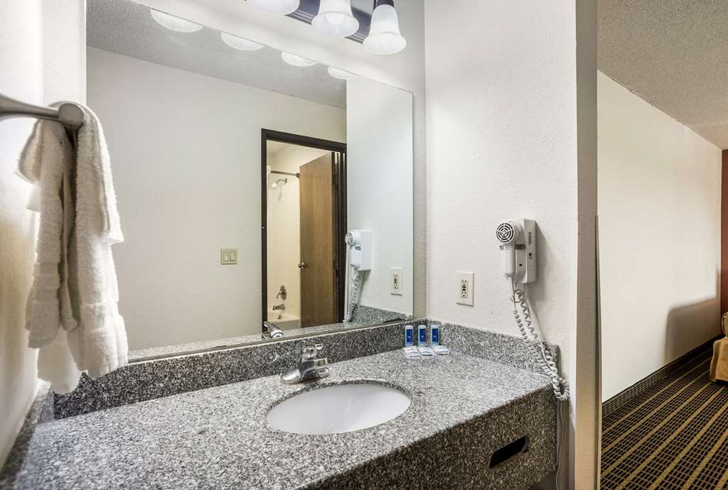 RODEWAY INN-guestroom-Guest Room,Bathroom,On-Site.jpg