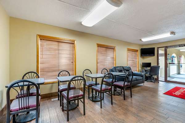 Amenities - Econo Lodge Urbandale - I-35 & I-80, Exit 126