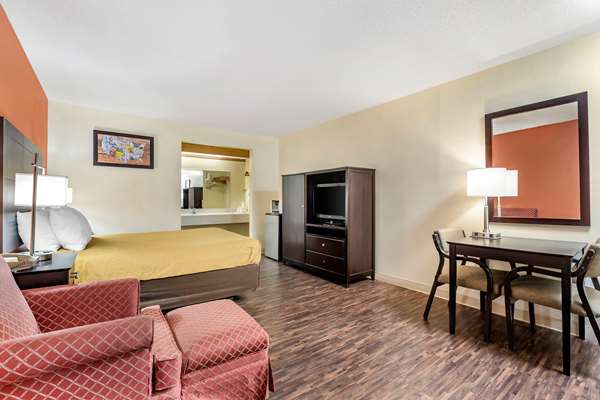  - Econo Lodge Urbandale - I-35 & I-80, Exit 126