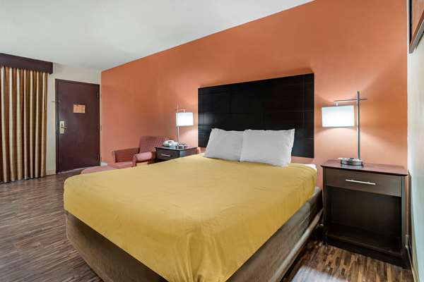 - Econo Lodge Urbandale - I-35 & I-80, Exit 126