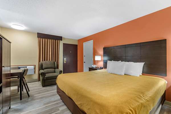  - Econo Lodge Urbandale - I-35 & I-80, Exit 126