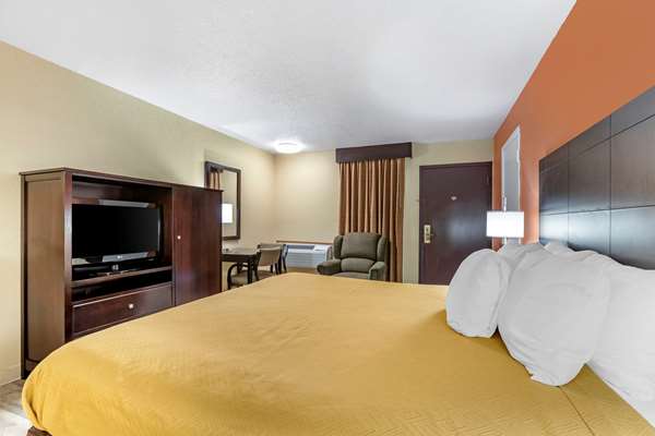  - Econo Lodge Urbandale - I-35 & I-80, Exit 126