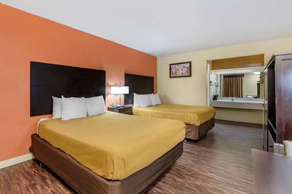  - Econo Lodge Urbandale - I-35 & I-80, Exit 126