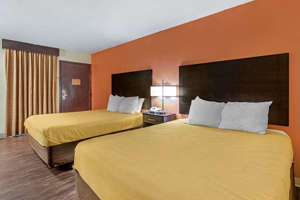  - Econo Lodge Urbandale - I-35 & I-80, Exit 126