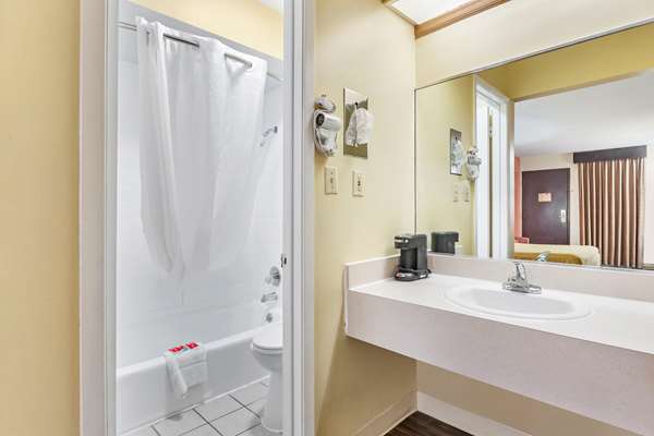  - Econo Lodge Urbandale - I-35 & I-80, Exit 126