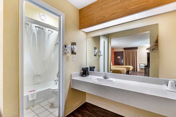  - Econo Lodge Urbandale - I-35 & I-80, Exit 126