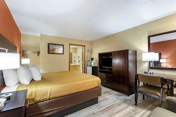  - Econo Lodge Urbandale - I-35 & I-80, Exit 126