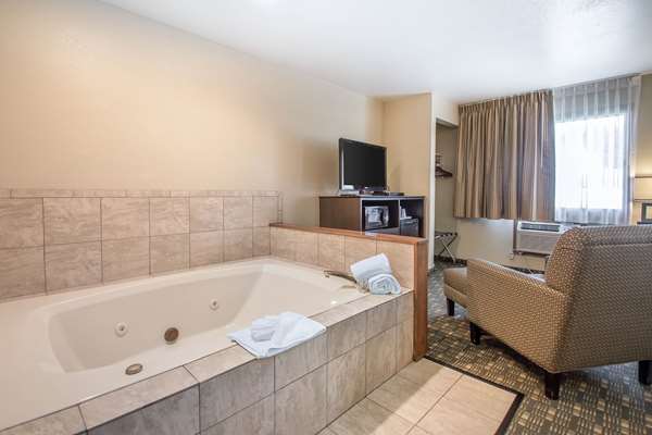 Suite - Quality Inn & Suites Decorah