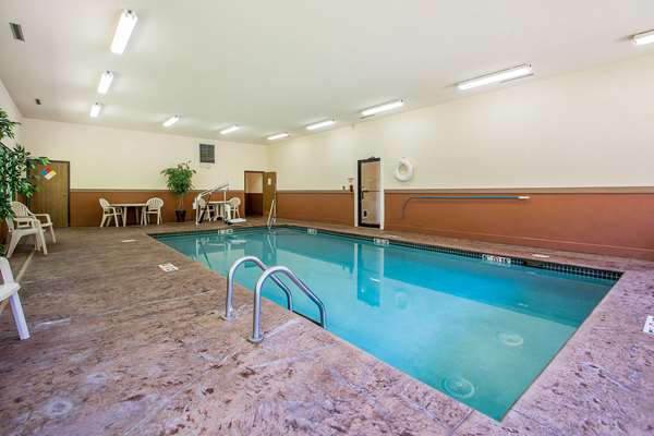 Pool - Quality Inn & Suites Decorah