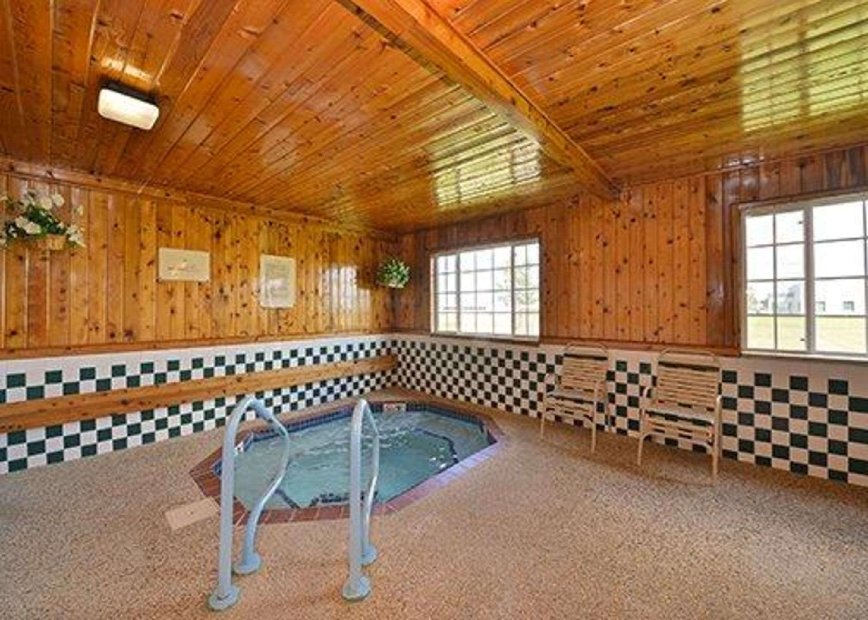 Indoor hot tub | Quality Inn & Suites Grinnell near University