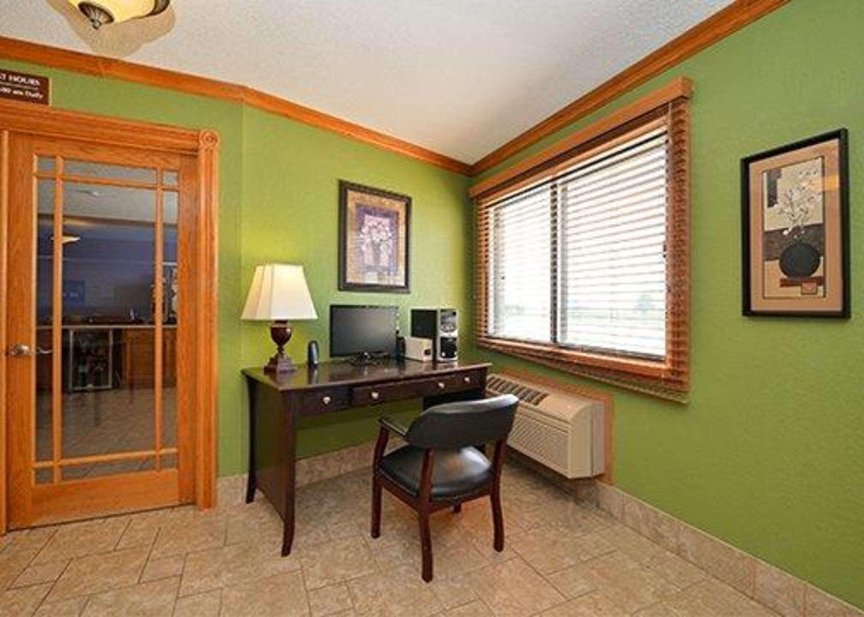 Business center | Quality Inn & Suites Grinnell near University