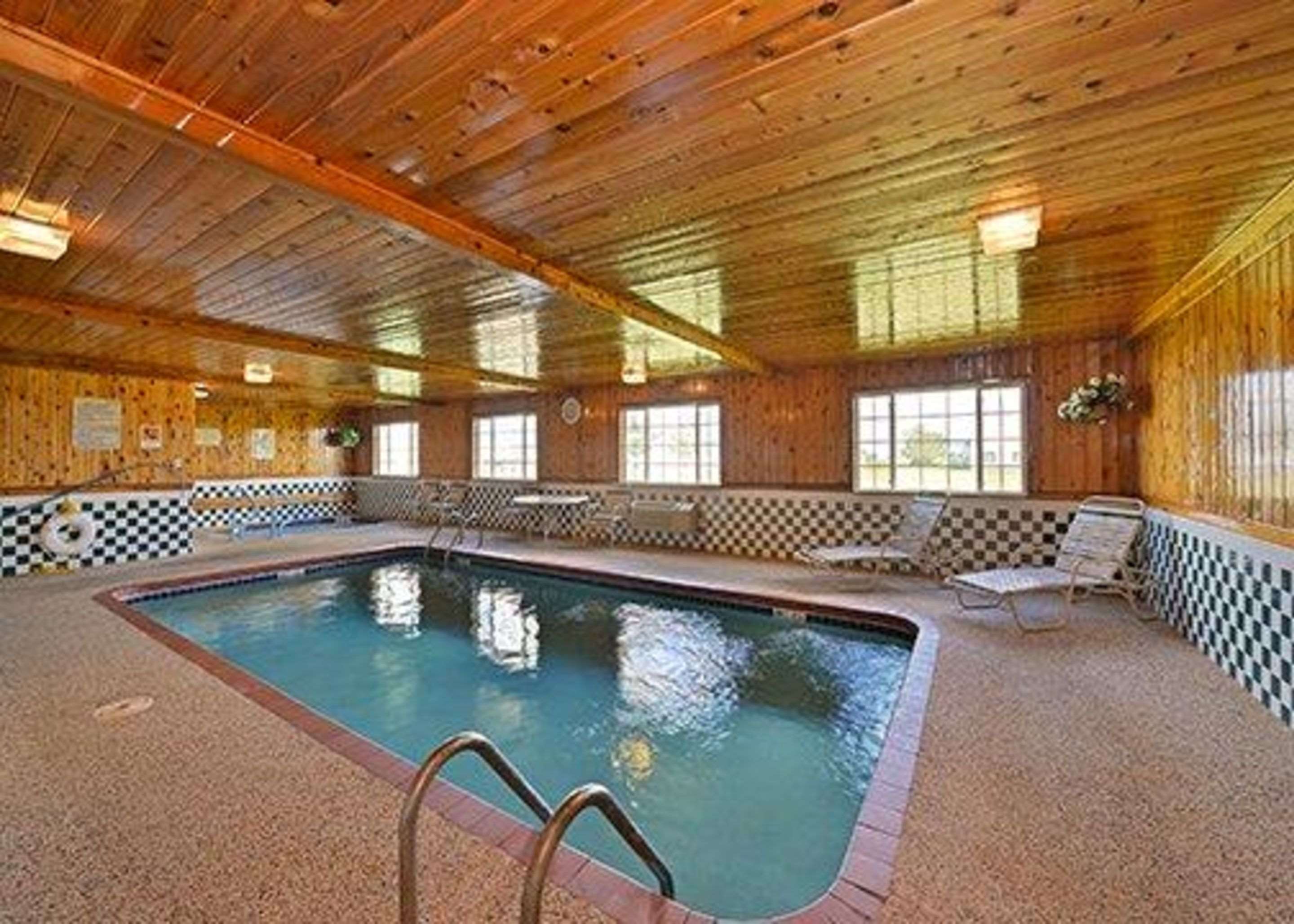 Indoor pool | Quality Inn & Suites Grinnell near University