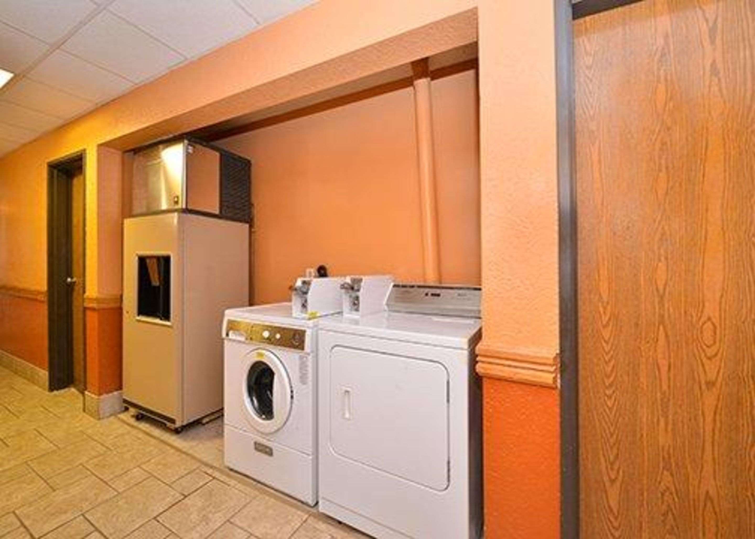 Guest laundry facilities | Quality Inn & Suites Grinnell near University