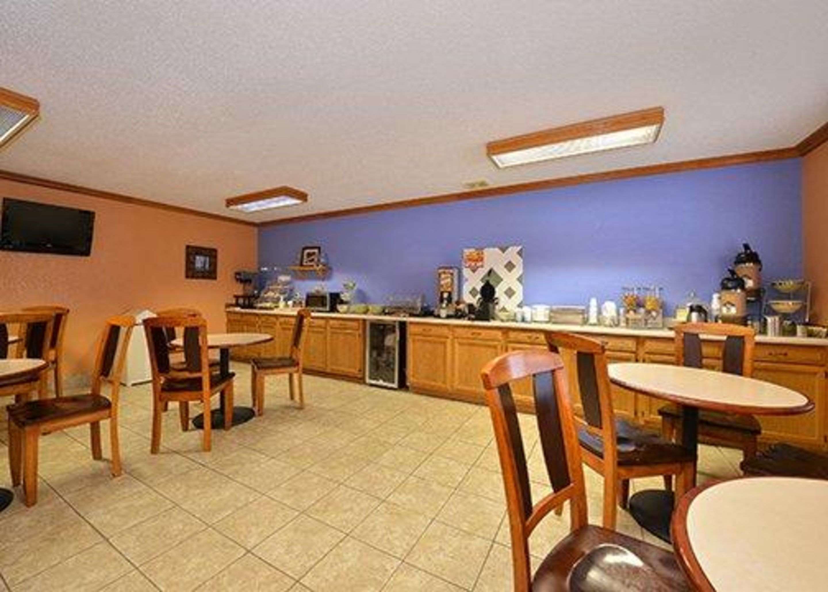 Breakfast room | Quality Inn & Suites Grinnell near University