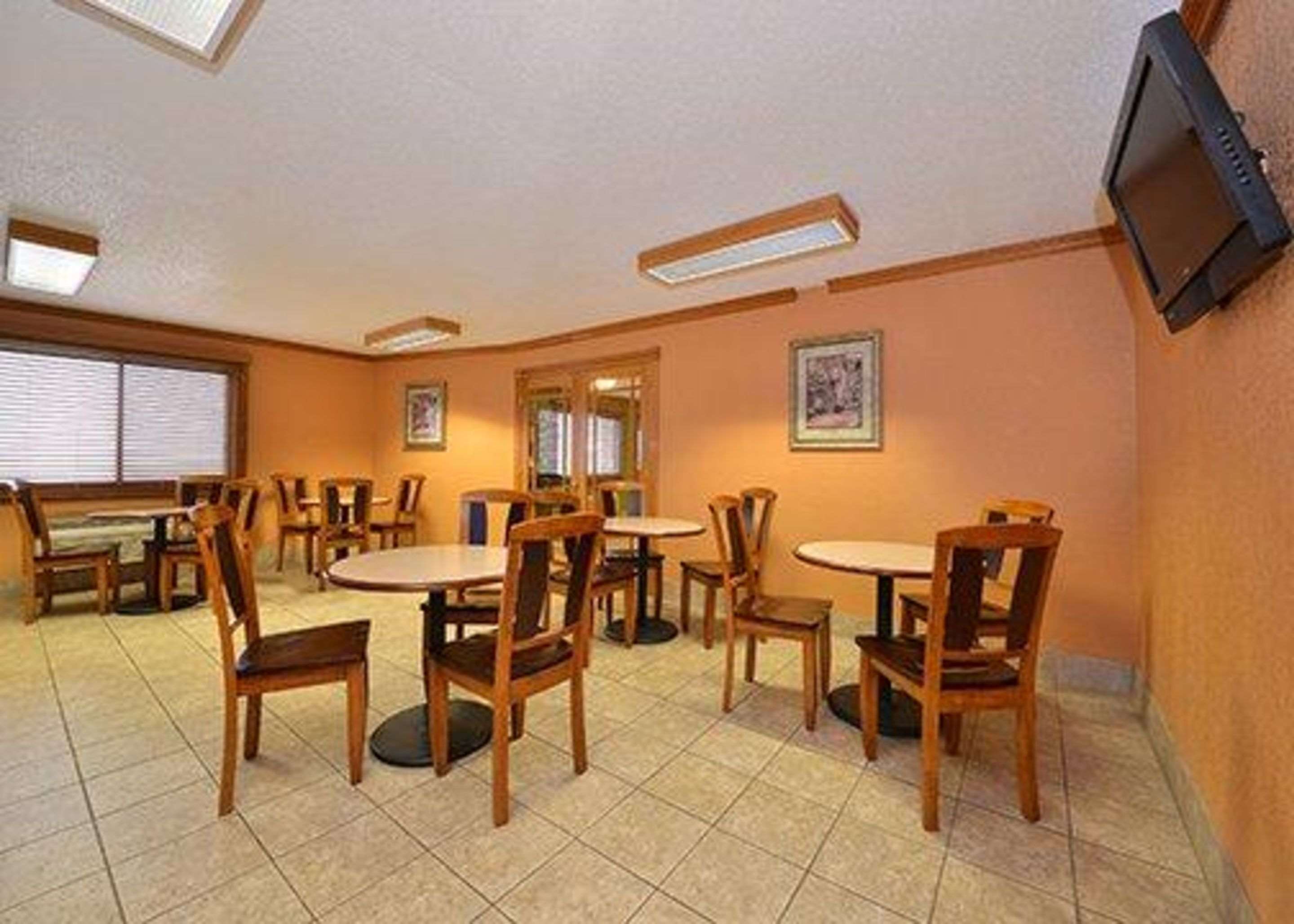 Enjoy breakfast in this seating area | Quality Inn & Suites Grinnell near University