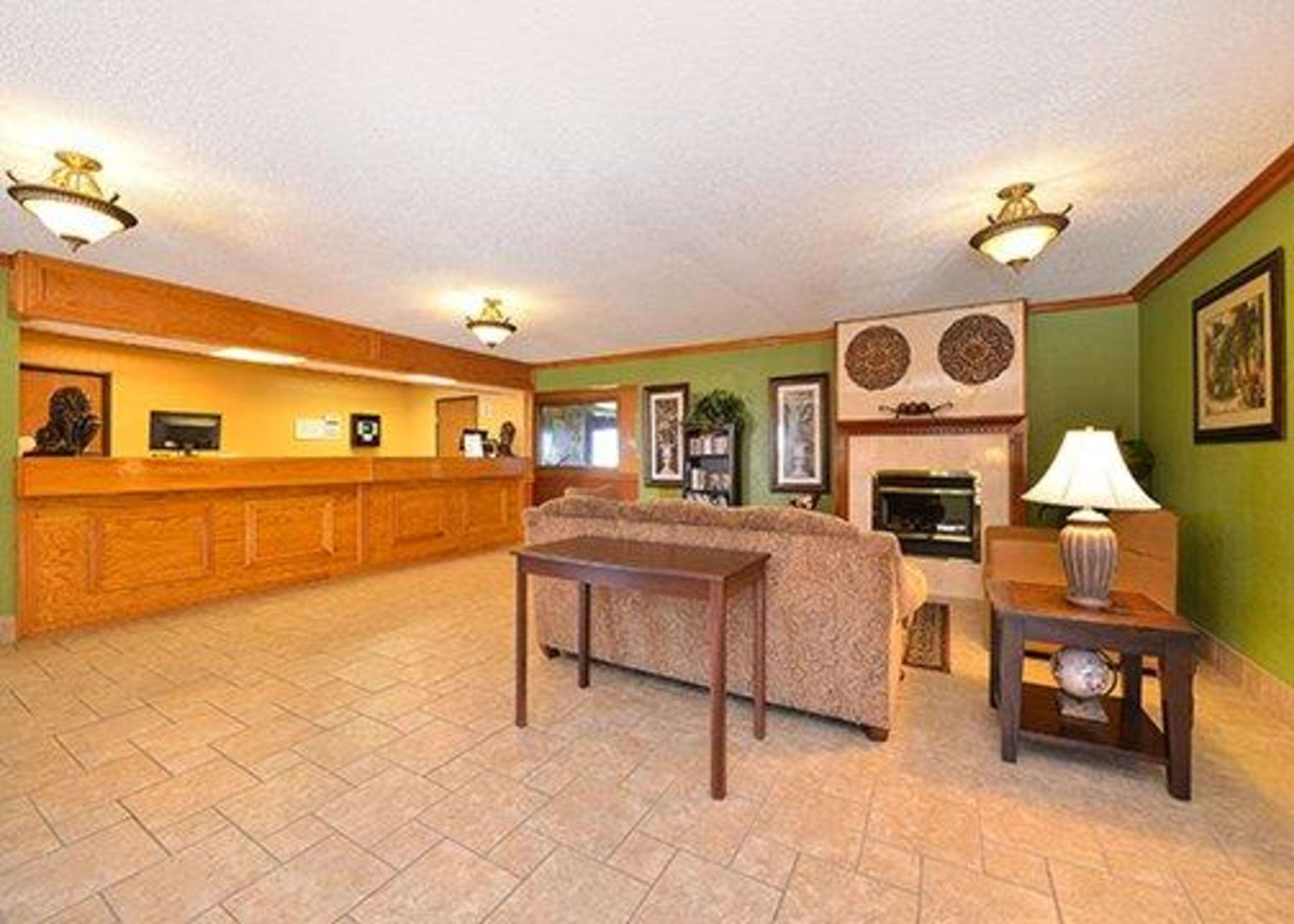 Front desk | Quality Inn & Suites Grinnell near University