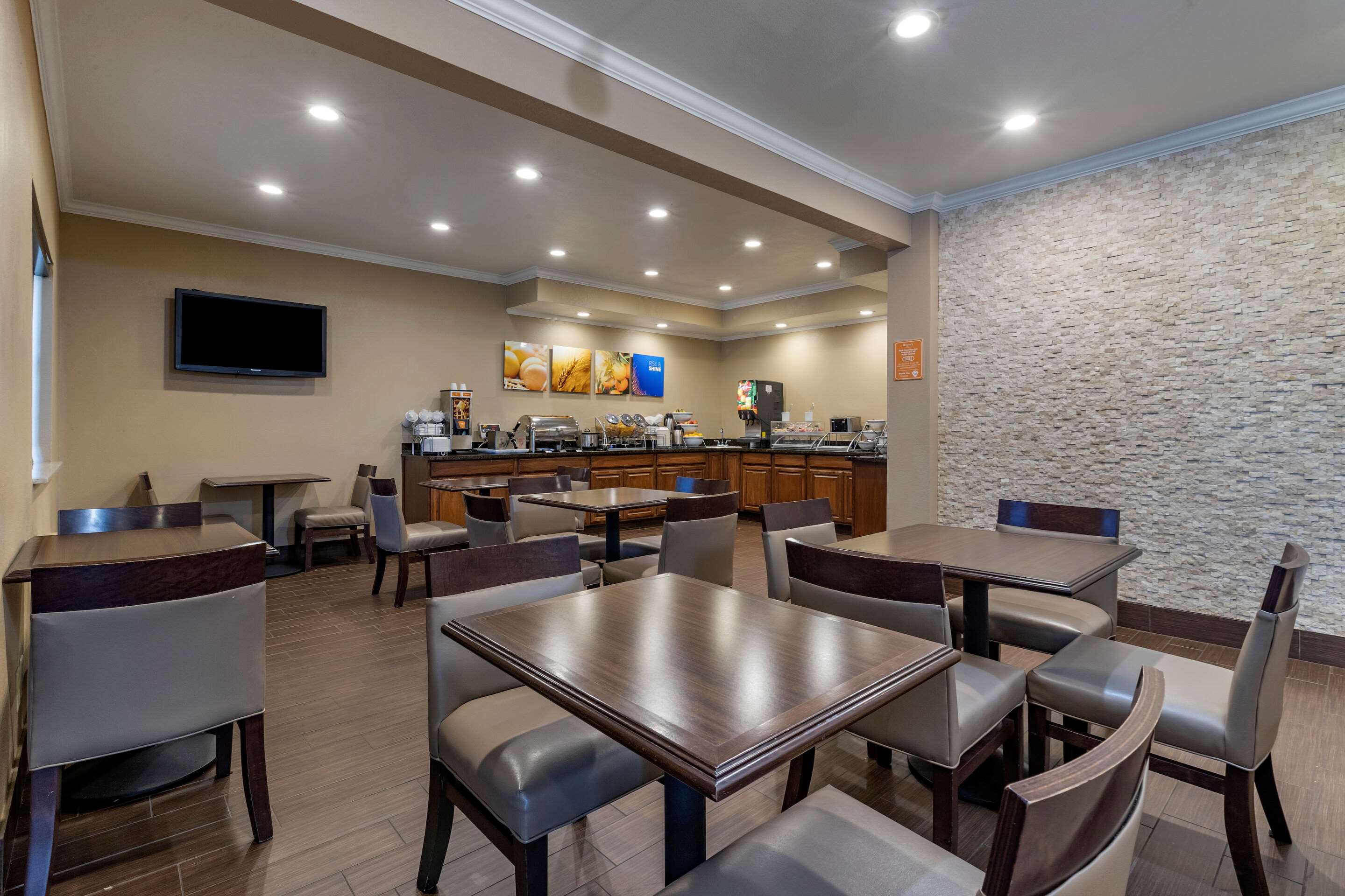 Enjoy breakfast in this seating area | Comfort Inn & Suites Waterloo - Cedar Falls