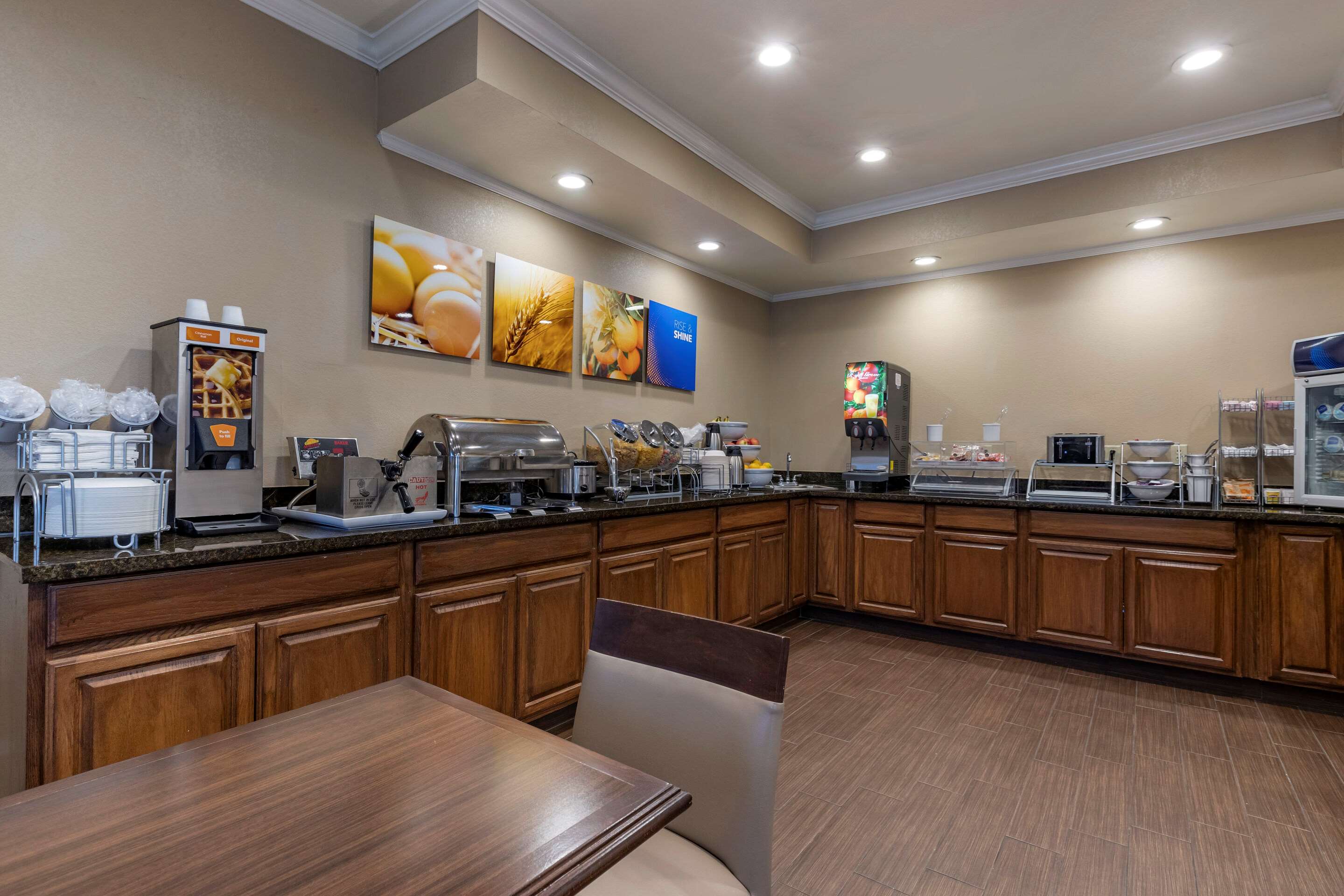 Breakfast area | Comfort Inn & Suites Waterloo - Cedar Falls
