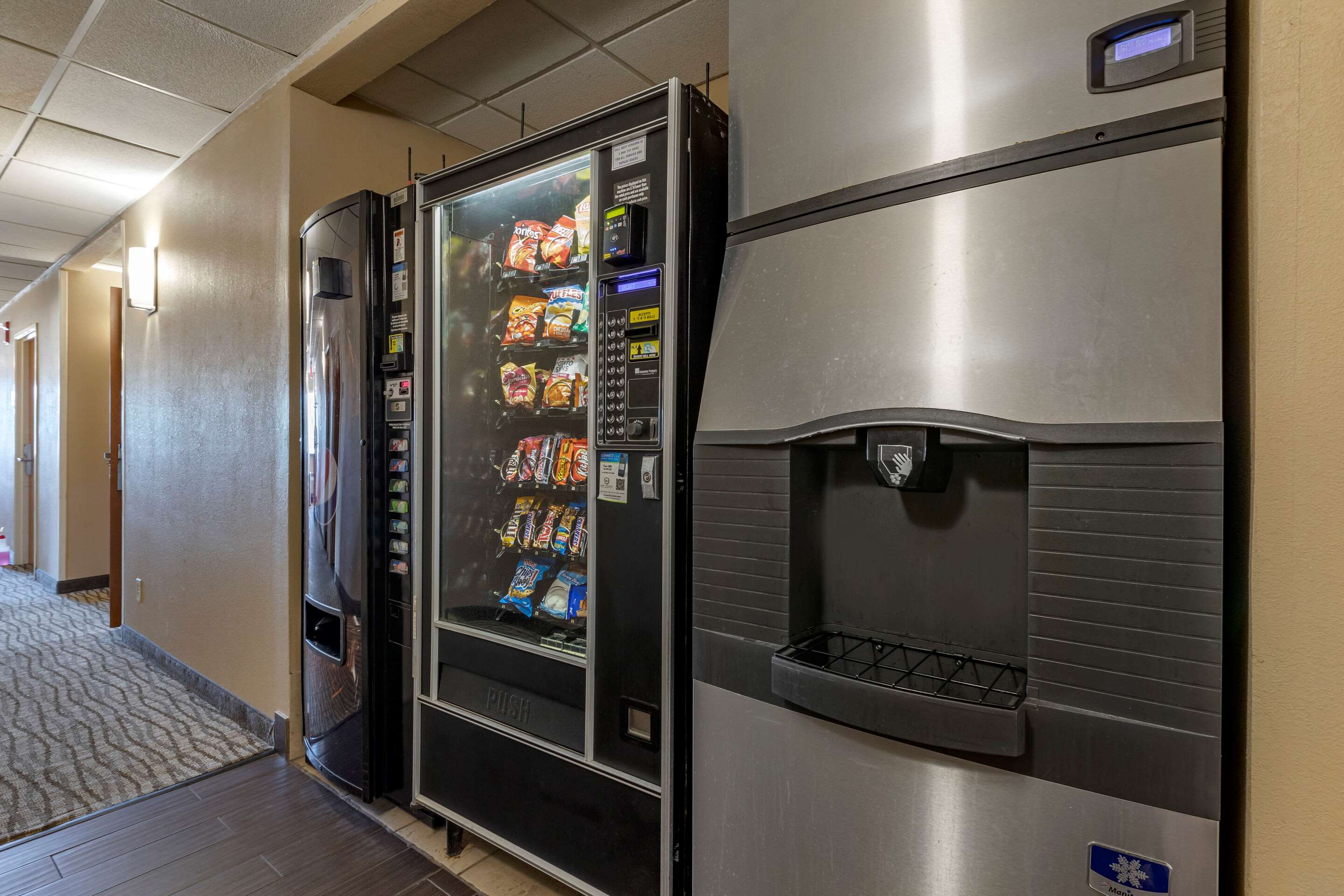 Hotel vending area | Comfort Inn & Suites Waterloo - Cedar Falls