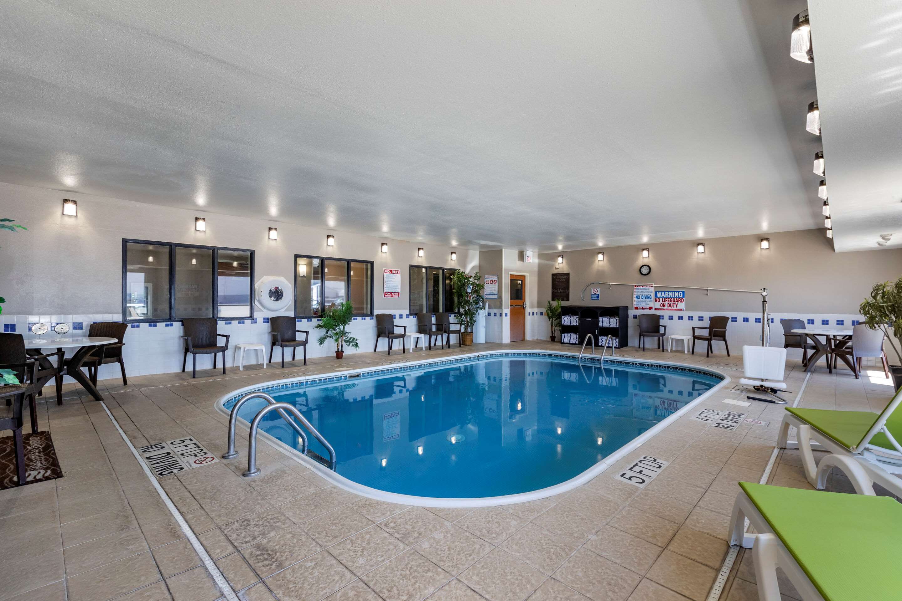 Indoor pool | Comfort Inn & Suites Waterloo - Cedar Falls